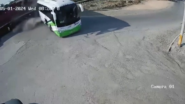 [動画1:02] 踏切を渡るバスに列車が衝突、一人が亡くなる事故映像