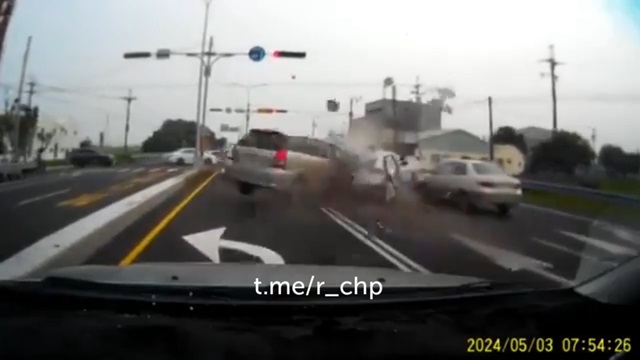 [動画0:24] 信号待ちの車に突っ込む事故、スピードと破壊力がヤバい