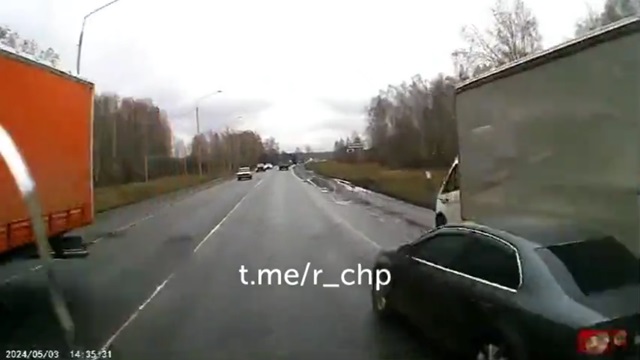[動画0:19] 強引に追い越しする車、そのまま対向車線に突っ込んでいく