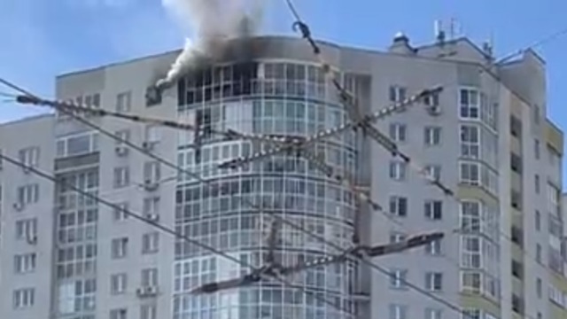 [動画2:45] 20階で火災発生、大勢が撮影するなか男性が転落する