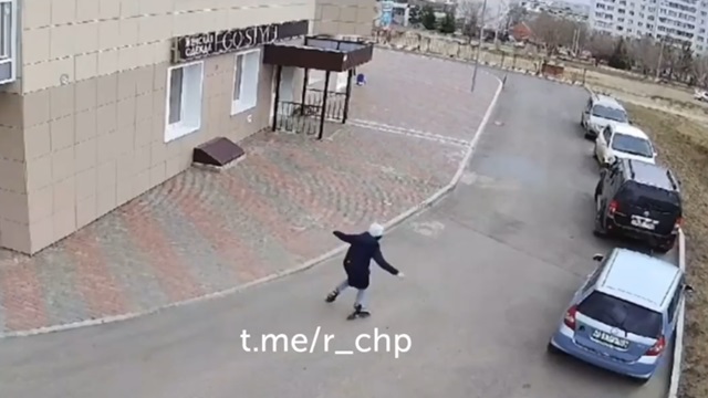 [動画0:58] インラインスケートをする少女、罠に引っ掛かり重傷