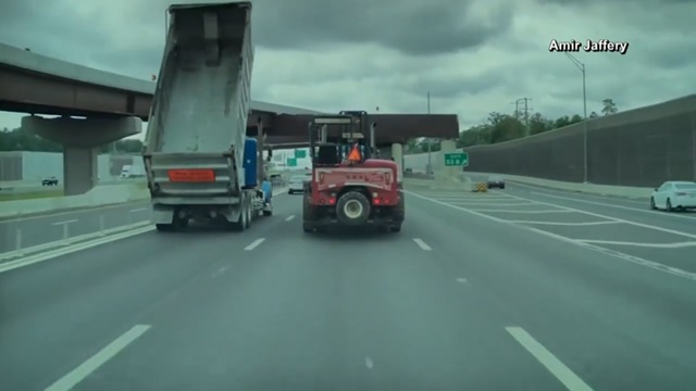 [動画0:50] 荷台を上げたまま走行するダンプ、高架道路に衝突