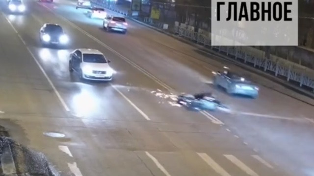 [動画0:45] タクシードライバーさん、バイクを強制的に対向車線へ