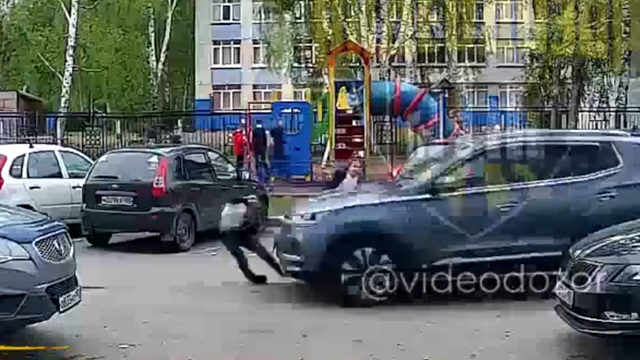 [動画0:05] 車道に飛び出す少年、真横に吹っ飛んでいく
