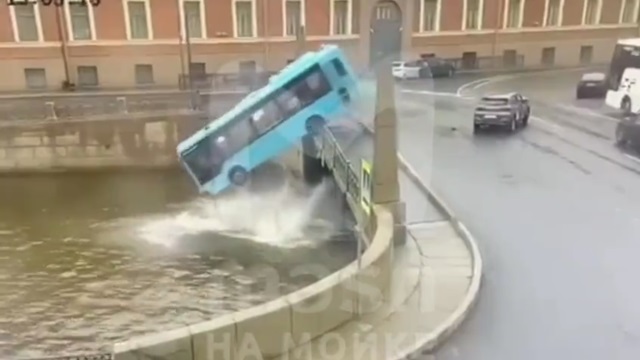 [動画2:14] バスが川に転落、7人が死亡