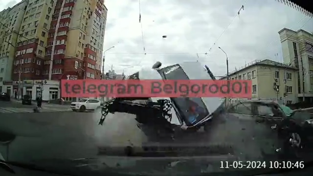 [動画1:03] ロシア軍兵士を搬送中の救急車、横転