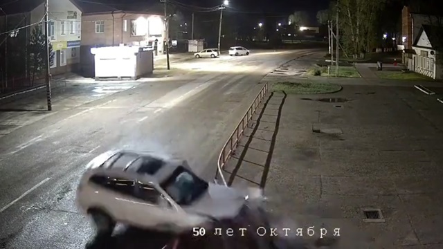 [動画0:13] ガードレールに突っ込む車、クルっとひっくり返る