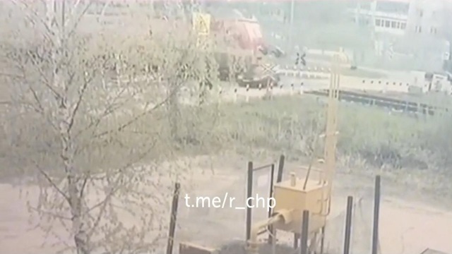 [動画0:07] 41歳男性、遮断機のない踏切を渡ろうとして吹っ飛ばされる