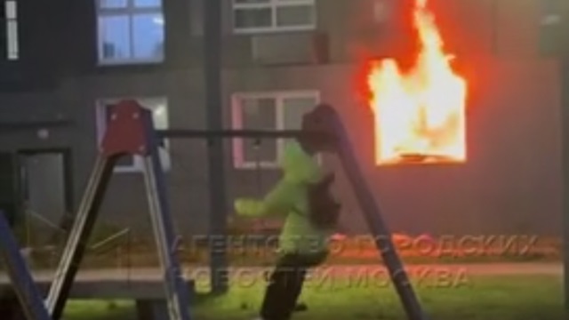 [動画0:12] ロシアでは普通のこと、火災が起きてても遊ぶ