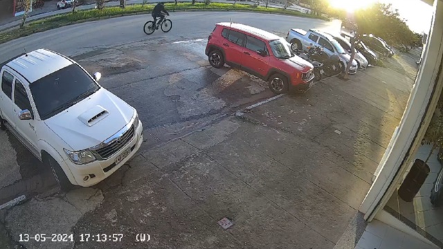 [動画0:37] 自転車の男性、斜め横断して車にはねられる