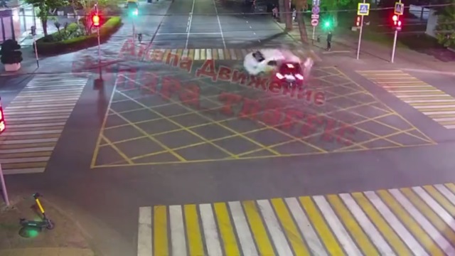 [動画0:21] 猛スピードのBMW、左折するタクシーを吹っ飛ばす