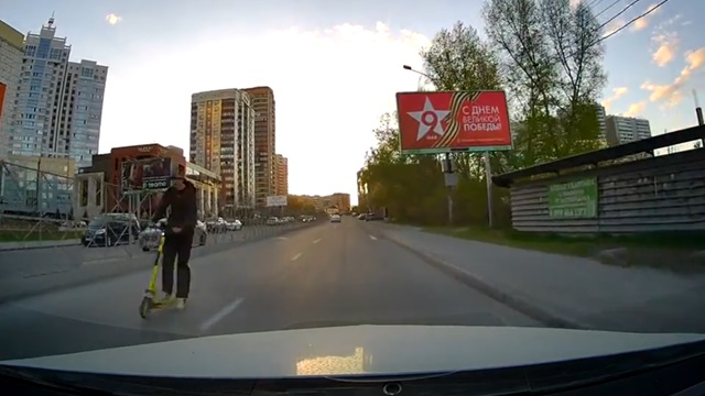 [動画0:12] 対向車線を逆走、車の通行を妨害する男