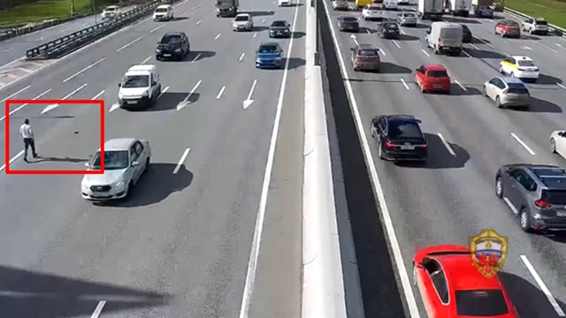 [動画0:58] 高速道路に落ちている財布に気付いたドライバー、驚きの行動に出る