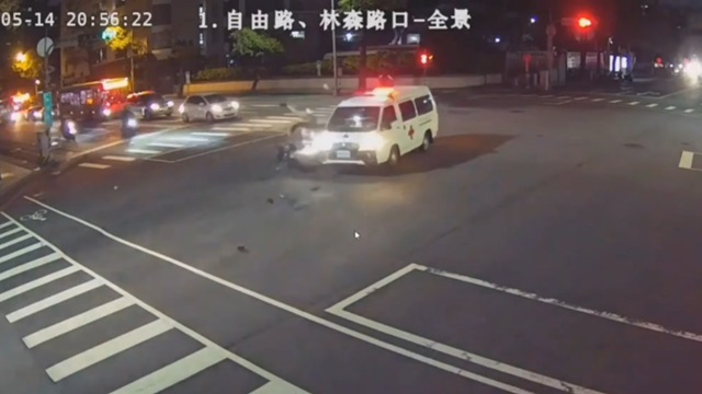 [動画0:20] バイクの女性2人、救急車の側面に突っ込む