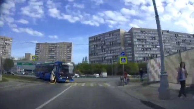 [動画0:09] バス、交通違反の電動キックボード女性を倒す