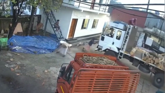 [動画0:23] 男性作業員、無人で動くトラックを体を張って止める