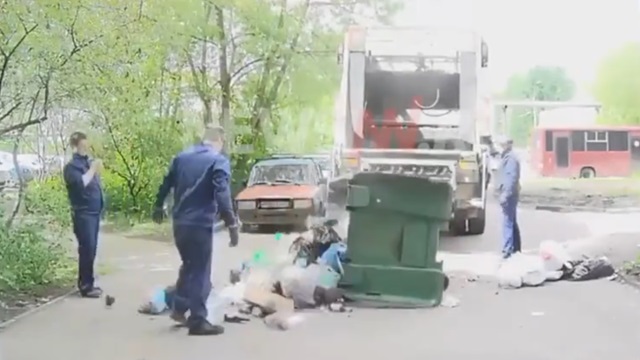 [動画0:56] これはひどい、ゴミ収集車が来たのにゴミの山ができる