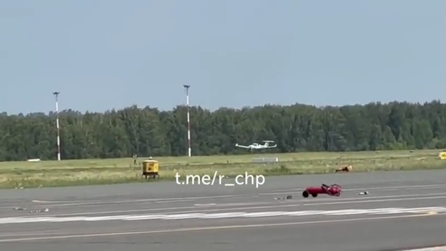 [動画0:33] 訓練飛行中の訓練生、飛行機を壊しちゃう
