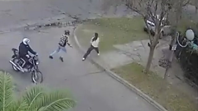 [動画0:46] 女性を狙った強盗さん、相手が悪かったｗｗｗ