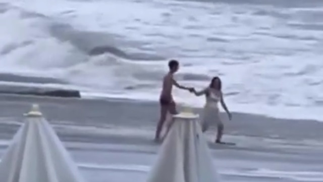 [動画1:14] 止めたのに・・・、男性の目の前で彼女が海に流される