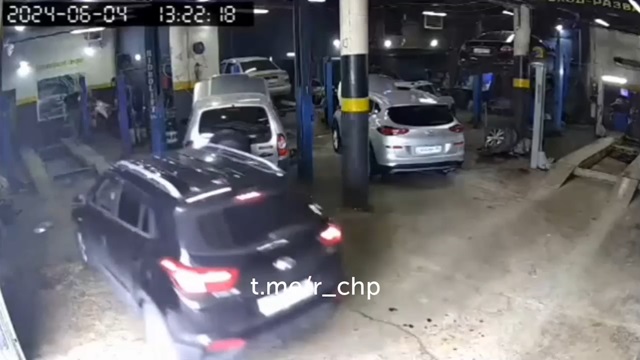 [動画0:36] 自動車整備中の車、事務所を破壊