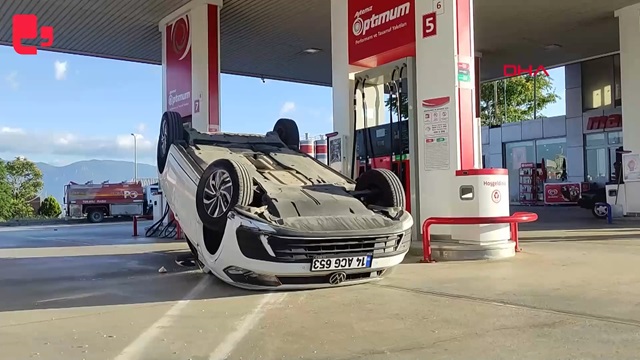 [動画0:33] 女性ドライバー、給油ポンプ横にピッタリ停車（ただし上下逆さ）