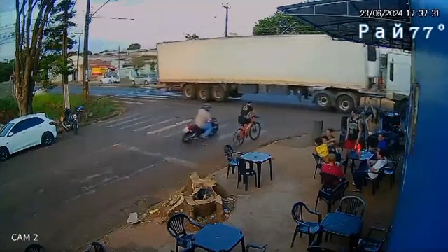 [動画0:28] 警察から逃走するバイク、トレーラーが行く手を遮る