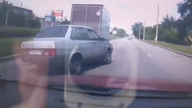 [動画0:41] ロシア車、追い越しするもスピンして横転