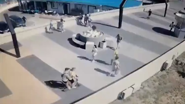 [動画2:43] 電動キックボードの男たち、女性に重傷を負わせて逃走