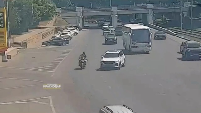[動画0:09] 女性ドライバーさん、隣の車線のバイクに体当たり