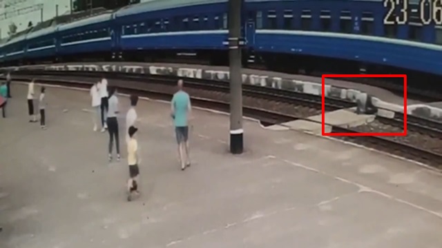 [動画0:20] 高齢男性が列車が近付く線路上で転倒、立ち上がれなくなる