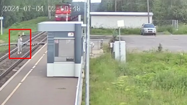 [動画0:42] 線路内に立ち入った女性、列車に気付かず死亡