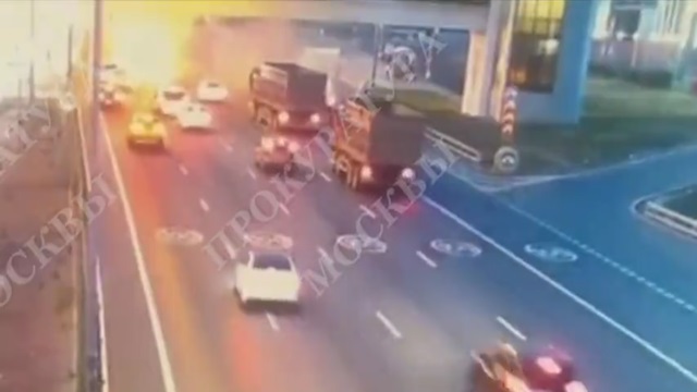 [動画0:08] ミニバスにトラックが突っ込み炎上、閉じ込められた乗客が焼死