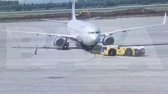 [動画0:14] トーイングカー、牽引していた機体に衝突される
