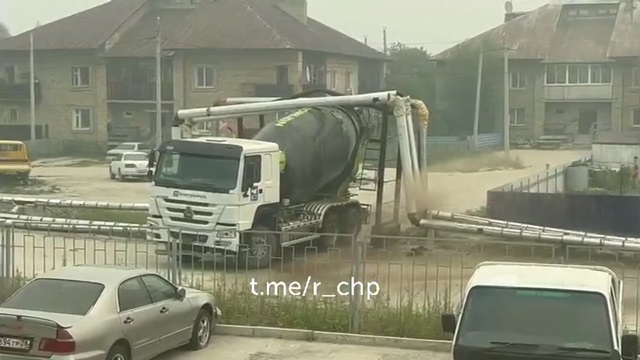 [動画0:54] トラックミキサが水道管を破壊、水が噴き出す
