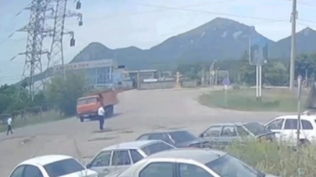 [動画0:23] 交通警察官、ダンプトラックに不意打ちを受ける