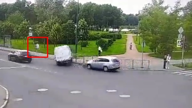 [動画0:48] 歩道の男性めがけて車が突っ込む