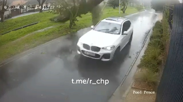 [動画0:28] BMW乗り、危うく潰されるところだった