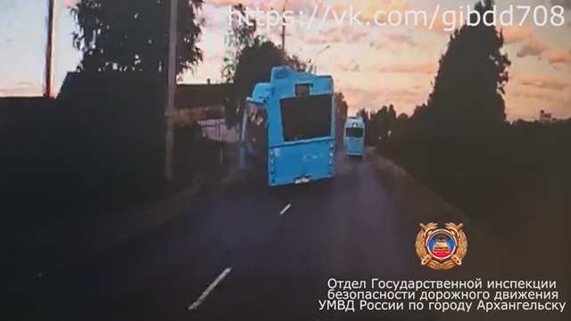 [動画0:25] バスの運転手が居眠り運転、正面衝突