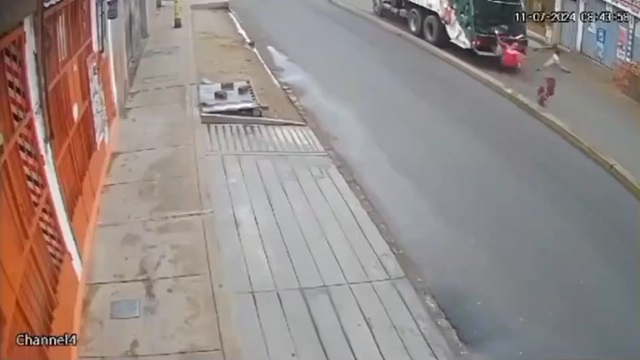 [動画0:09] ゴミ収集車から転落した作業員、轢かれて死亡