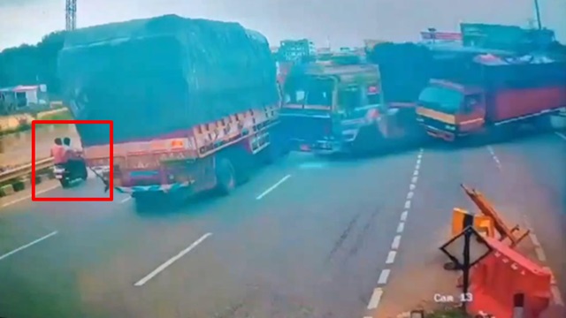 [動画0:18] 運悪すぎ、トラックの事故に巻き込まれて下敷き