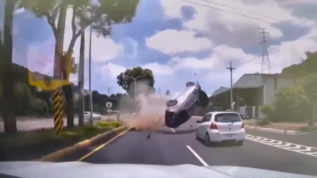 [動画0:21] 一人死亡の事故映像が怖すぎ・・・、飛んでくる対向車