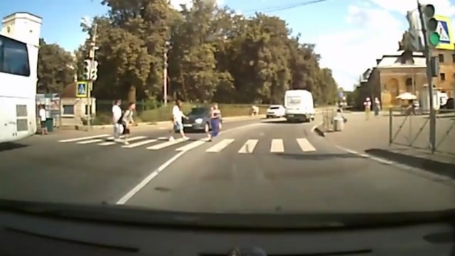 [動画0:51] バカな歩行者、信号が赤になってから横断歩道を渡り始める