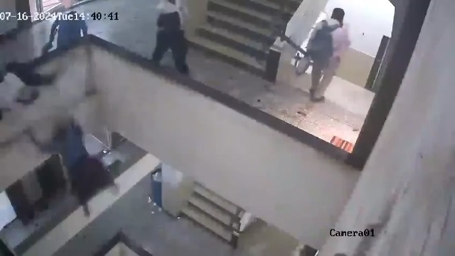 [動画1:06] 同僚の男に抱きつかれた女性、階下に転落して死亡