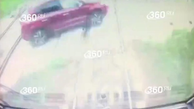 [動画1:05] 警報鳴る踏切に車が進入、家族4人が死亡した事故映像