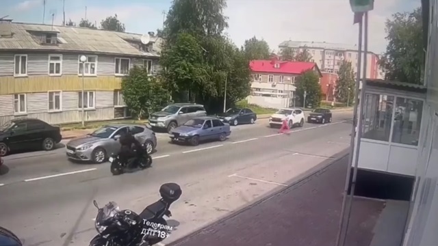 [動画0:40] バイクにはねられた女性、批判殺到