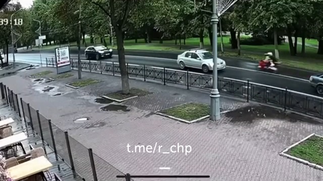 [動画0:25] センターラインを越えたバイクが対向車に衝突、乗っていた男女が飛んでいく