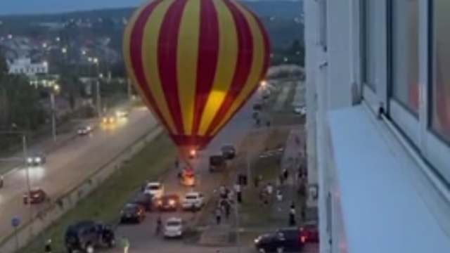 [動画1:00] 熱気球が住宅街に着陸、大騒ぎに