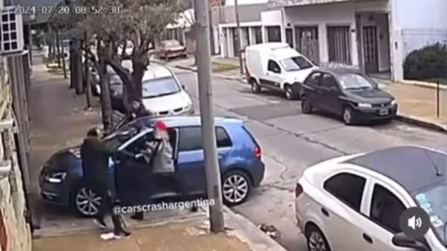 [動画0:56] 強盗に車を奪われる男性、ヒーローがほうきを持って現れる