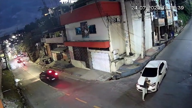 [動画0:40] 左右は確認しても正面は見てない？！道路を渡っていた女性が轢かれる
